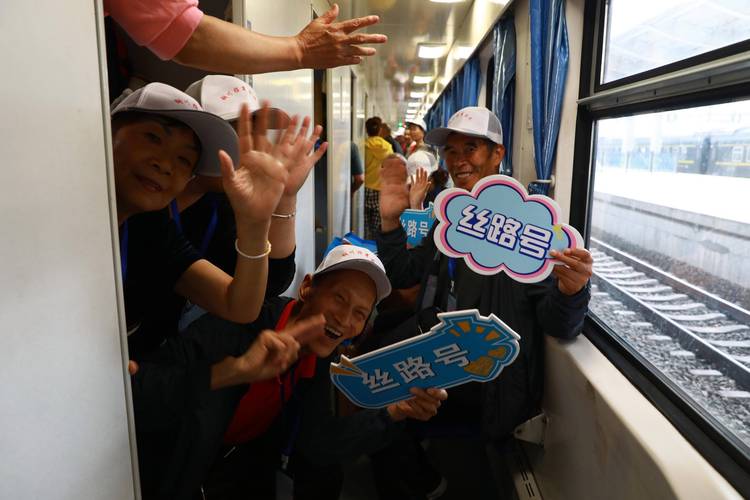 网友热议:银发旅游列车助力老“游”所乐