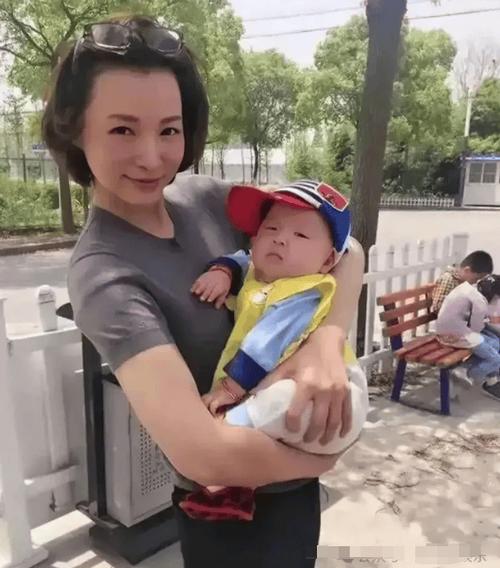炸裂！51岁董卿素颜被偷拍！家长群疯传：她卖书比李佳琦还狠！