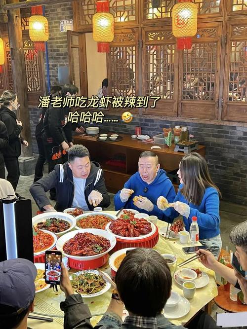 潘长江的重庆之旅：老将变身吃播新星，幽默才是他最大的“辣味”