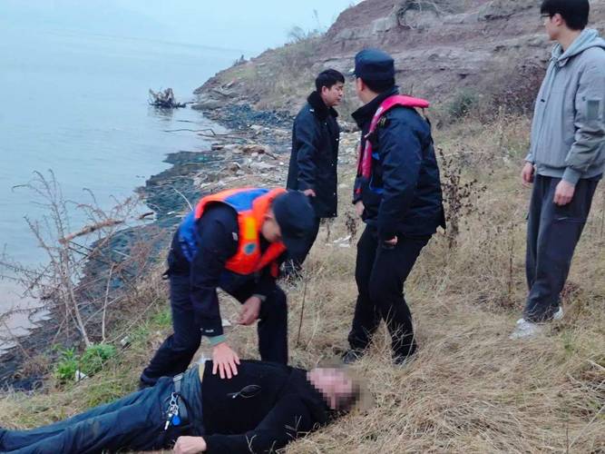 突发惨剧！湖南40岁男子钓鱼被鱼拖下水溺亡。下午浮出水面