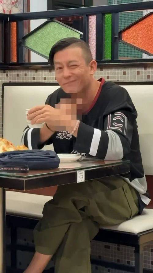 44岁陈冠希低调现身香港，与刘嘉玲夫妇聚会，一身潮牌又瘦了不少