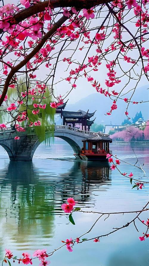 细雨江细雨中，垂柳和桃花共同勾勒出一幅江南美景