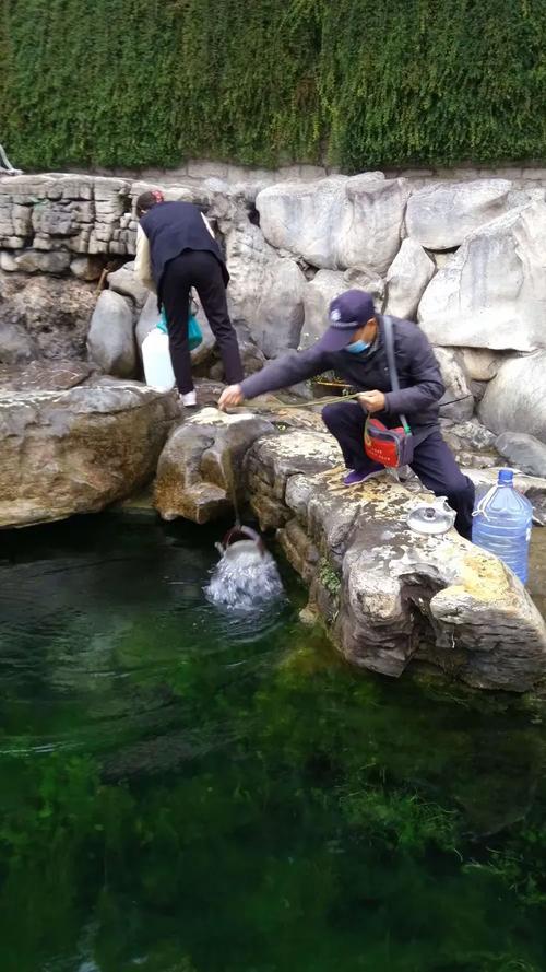 避暑胜地探秘，发现隐藏在石头中的“饮水思源”