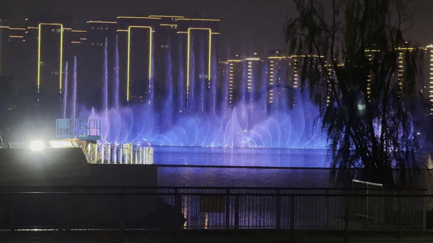 湖边喷泉，城市高楼，春日赏花