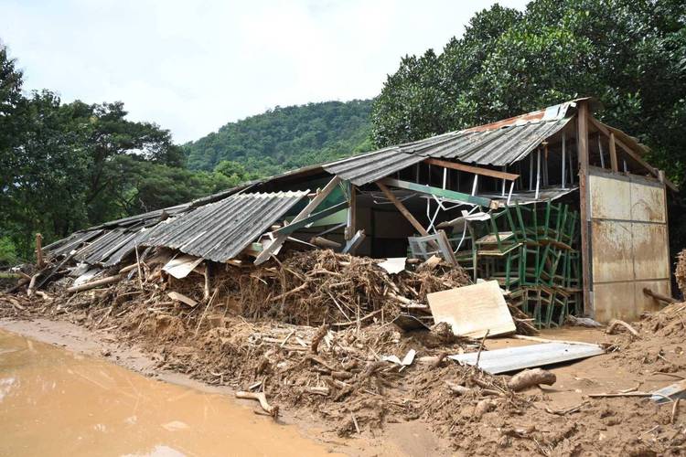 实拍缅甸7.9级大地震：在建楼房轰然倒塌 高楼泳池水瀑布般摇下