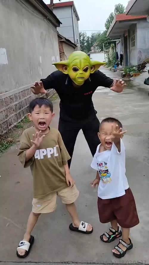 小孩哥在路边玩，头一转以为开特效了，网友：怎么一会2D一会3D的