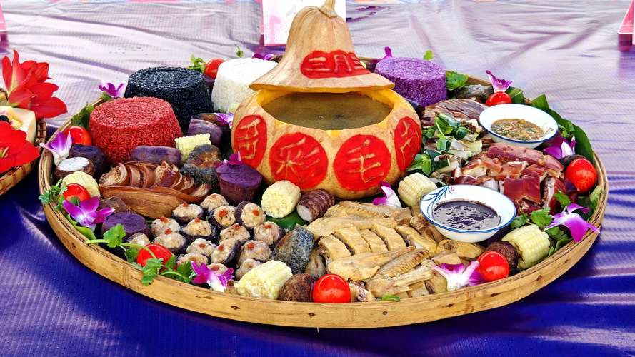 活了28年，第一次看见广西三月三的美食摆盘，真的是好看，又想吃