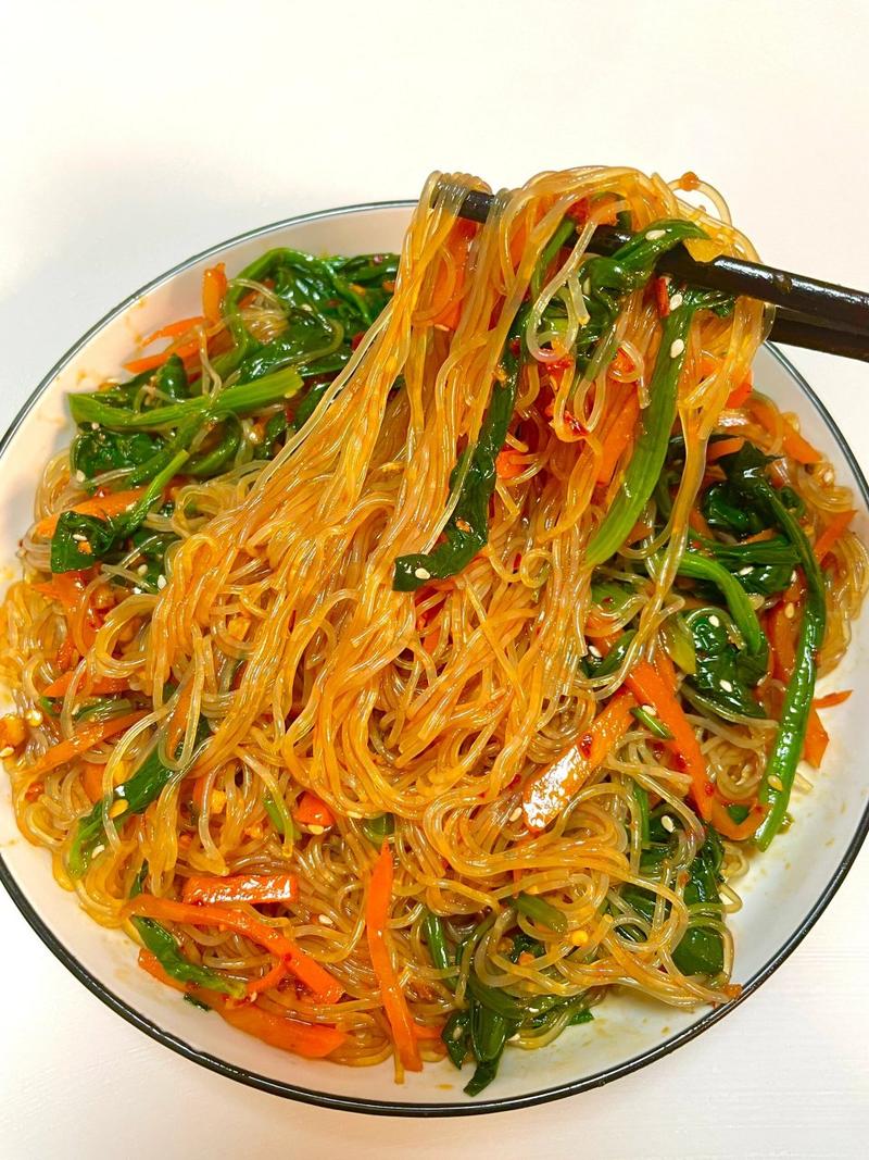 菠菜拌粉丝怎么做才好吃，教你大酒店做法，爽口解腻，比肉都抢手