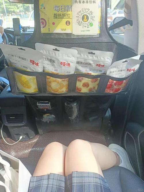 女子在车后座出来，竟然连路都不会走了，路人拍下全过程