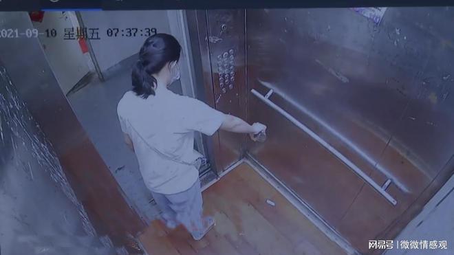 两个女士进电梯，谁也不认识谁，监控下的一幕