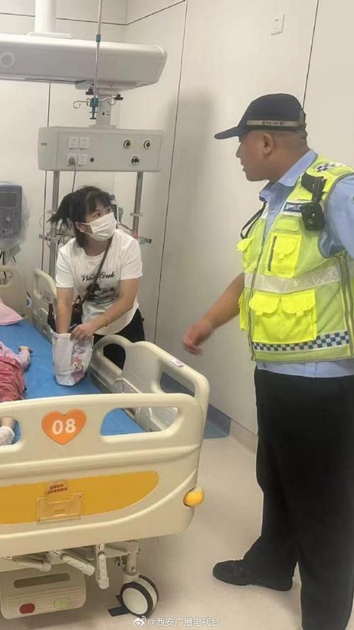 一女童颅内出血，需紧急救援，交警开路绿色通道护送到医院！