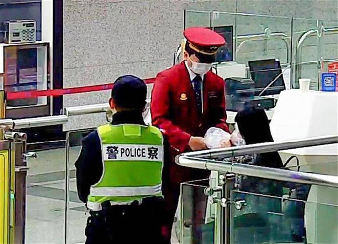 乘客呼吸困难说出碱字武汉地铁员工秒懂，曾双膝跪地救人的他又救人了