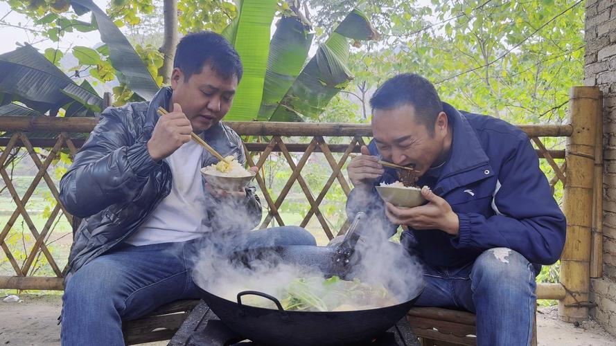 农村小伙家人中午小聚，姐夫准备拿手好菜，大骨头随便肯吃过瘾