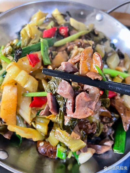 自制酸菜炒鸡鹅杂，酸辣爽口很下饭，苗大姐三大碗米饭吃下去