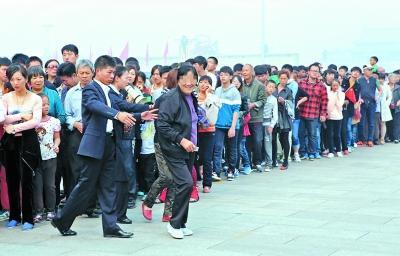 昨天晚上，毛主席纪念堂发生的动人场面，大家都来看看吧
