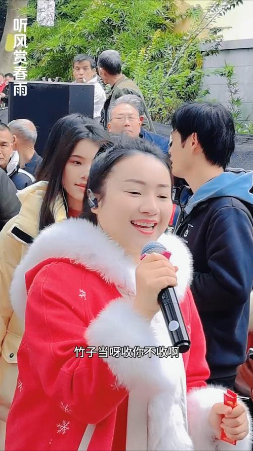 三月三广西放假四天，柳州鱼峰公园好热闹，山三妹来唱山歌啦