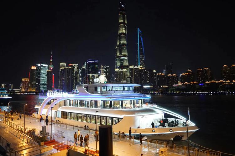 在黄浦江上乘船，欣赏繁华的上海天际线