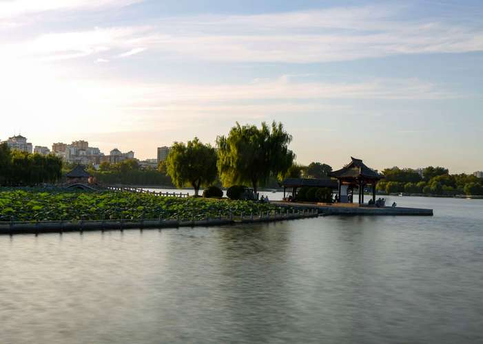 果然视频·好景山东|济南大明湖湖水如碧垂柳依，春日胜景美如画