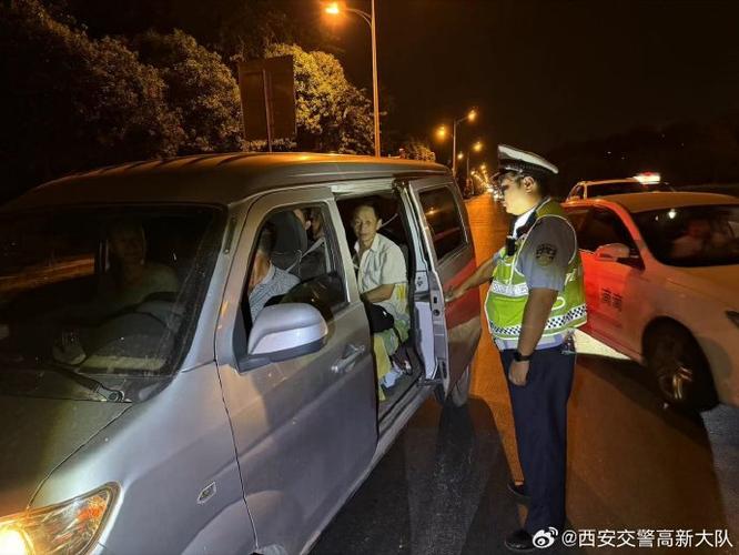 凌晨5点多，济南交警半小时内查获5辆超员面包车