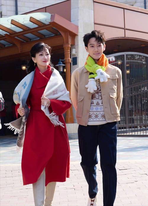 72岁赵雅芝在山东，和儿子跑马拉松，黄恺杰颜值高，母子长得好像