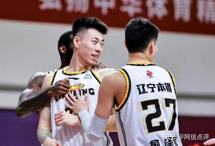 大胜山东赛后太温馨！张镇麟与全队致敬，杨鸣与两赛季新援打闹！