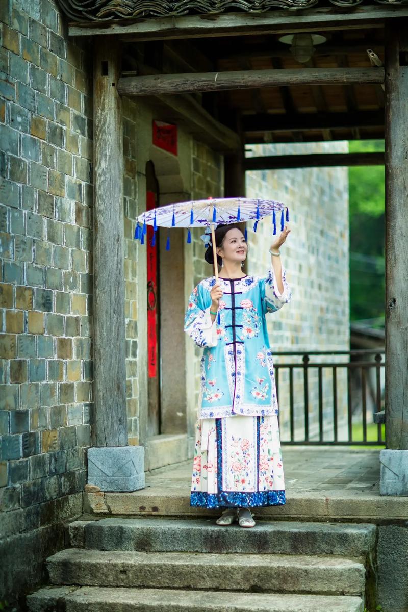 千年古镇，佳人妩媚