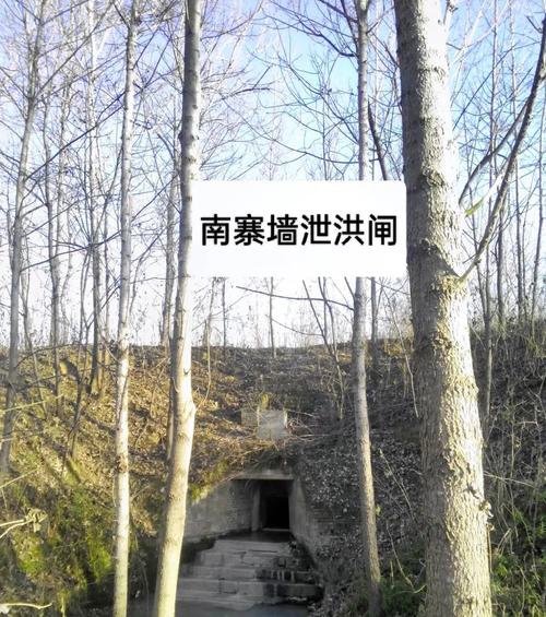 叶家寨建于清咸丰九年，三面临崖，石梯陡峭，寨门寨墙保存完好
