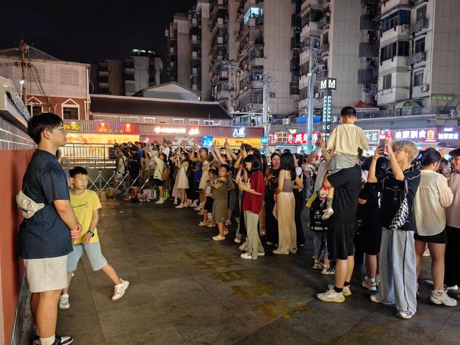 今天，北京街头看到这样的场景，有点壮观，人潮涌动