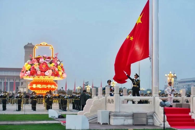 昨天下午6点40分，北京天安门震撼降下国旗，场面让人激动落泪