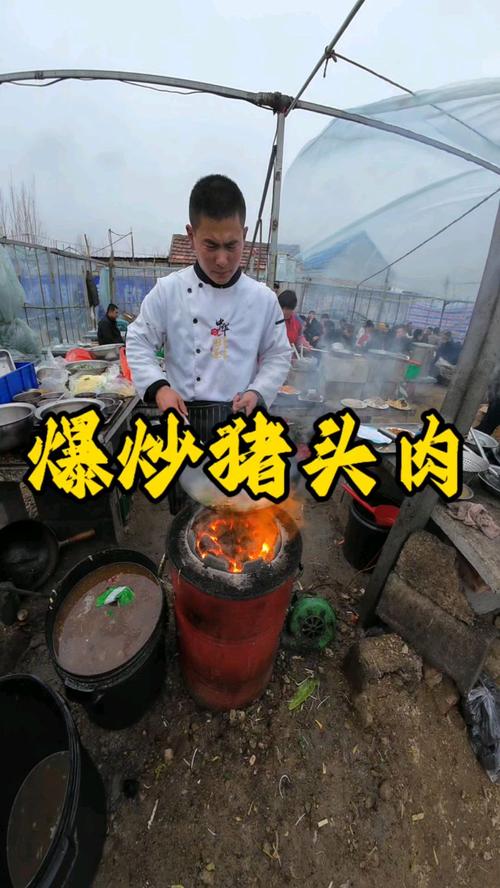 山东大爷露天炒菜20年，炒猪头肉桌桌必点，素菜只卖5块，能赚吗