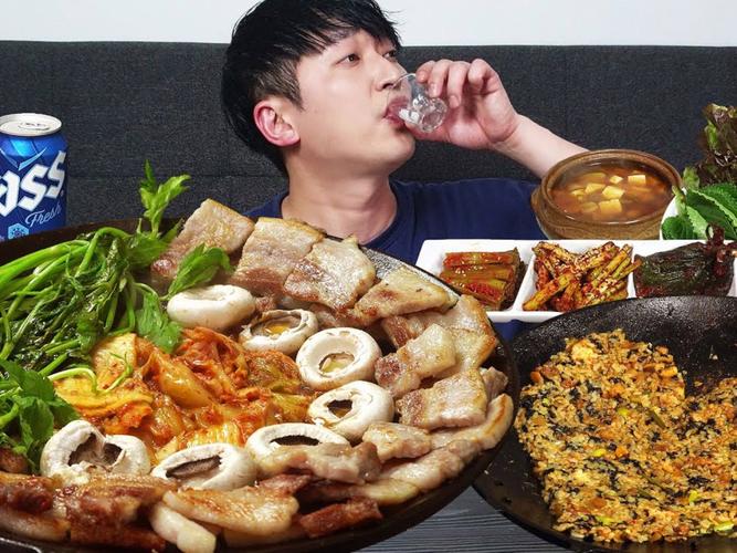 韩国韩思聪｜安排吃鸡冠油，满嘴的猪油太香啦，配烧酒吃