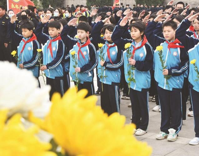 上学的时候每年清明节学校都会组织徒步去烈士陵园扫墓