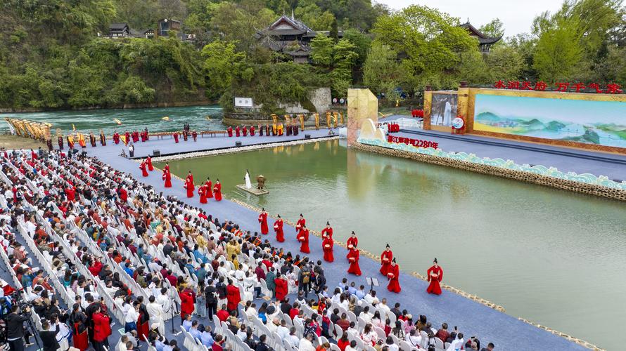 都江堰放水节震撼上演