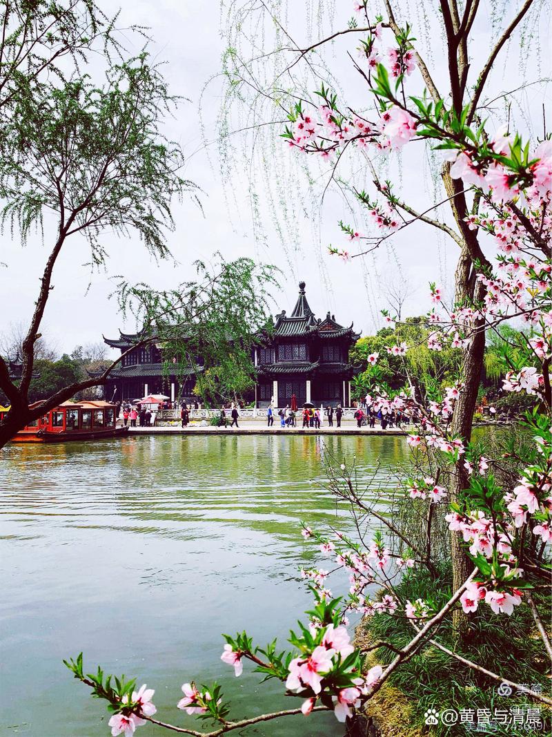 清明时节，扬州春色如画，游人如织