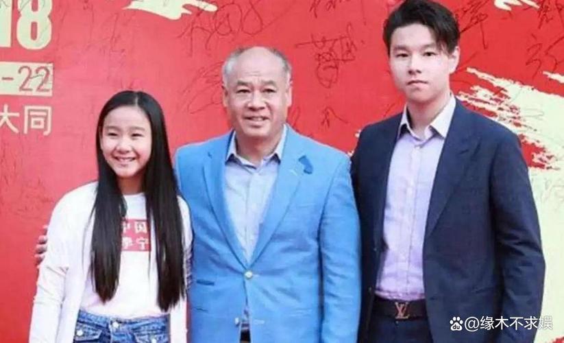 62岁李宁携家人回乡扫墓，头发全白有小肚腩，儿女都很优秀！