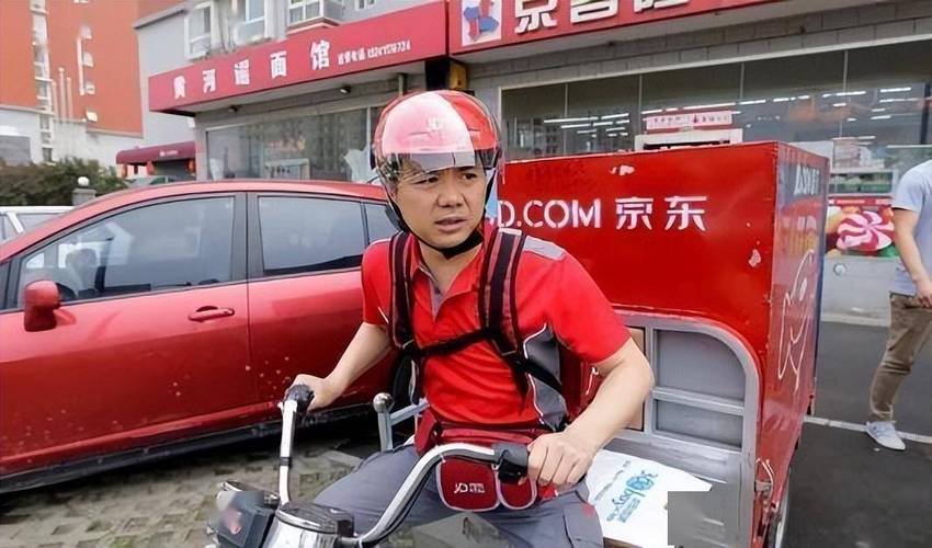 京东001号快递员退休：死心塌地干活15年，刘强东说给房兑现了吗