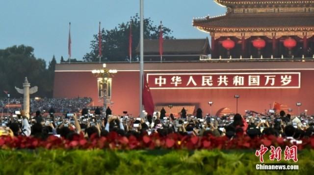 3月29日，天安门广场突然来了一群人，在纪念堂前徘徊
