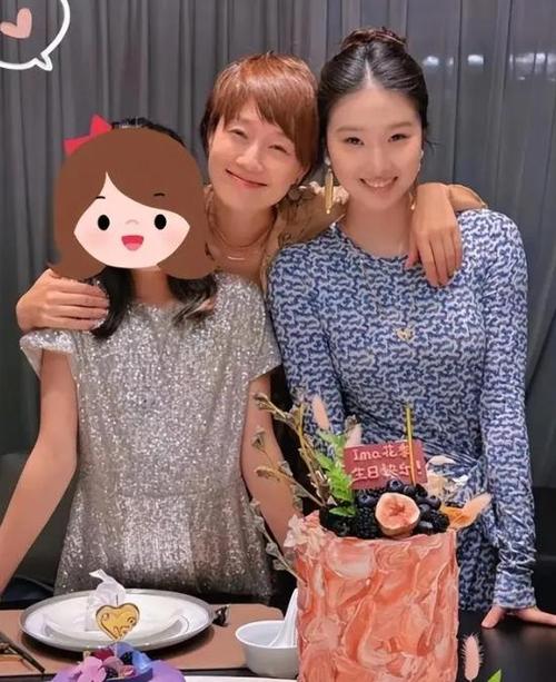 文章大女儿与妹妹做烘焙，很专业，小女儿五官，神态随妈妈马伊琍