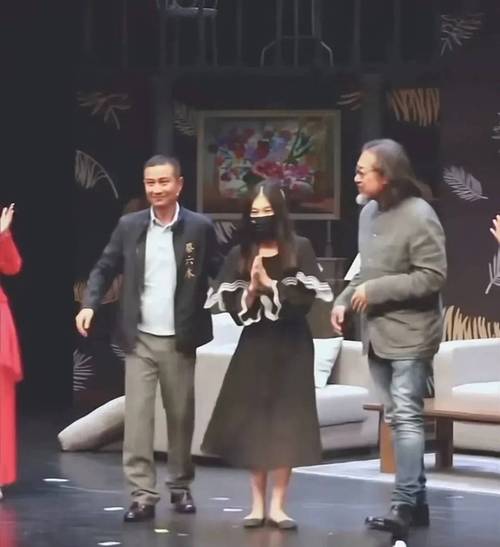 文章大女儿与妹妹做烘焙，很专业，小女儿五官，神态随妈妈马伊琍