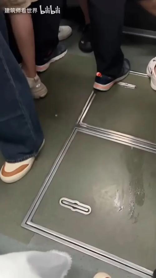 男子地铁上弄女子一裤子后续，照片曝光，警方回应，更多细节流出