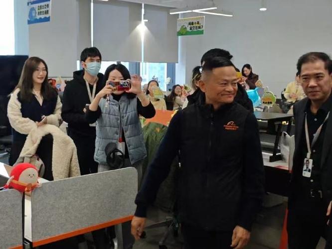 马老师再回阿里园区，戴上“风清扬”工牌