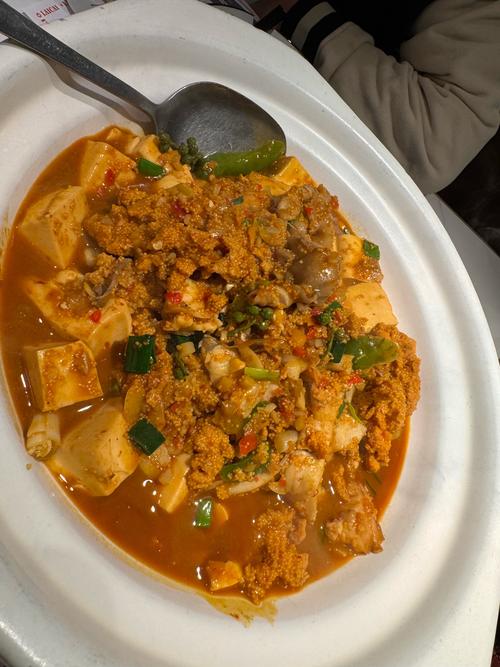 买五斤没人要的鱼杂，做鱼杂炖豆腐，鱼肚Q弹嫩滑真下饭