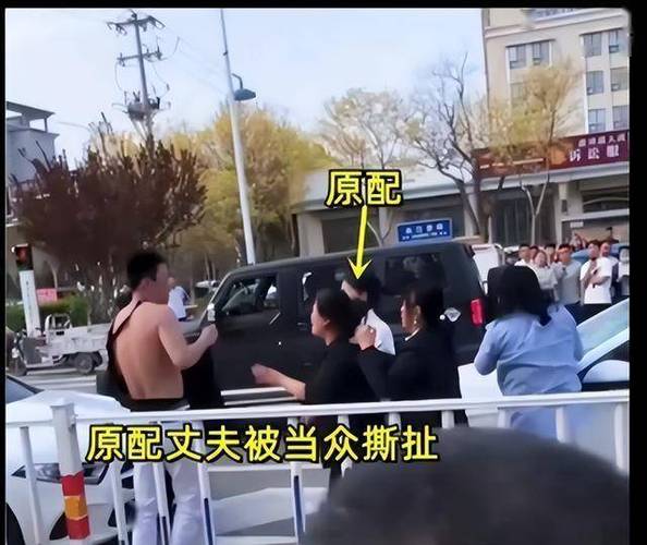 原配捉奸砸车后续！小三照片被扒，聊天记录毁三观，妻子带俩儿子