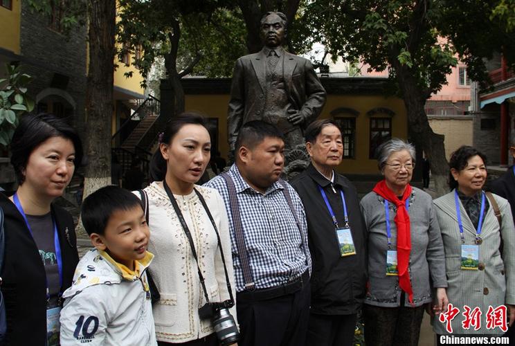 毛新宇携家人清明回韶祭祖