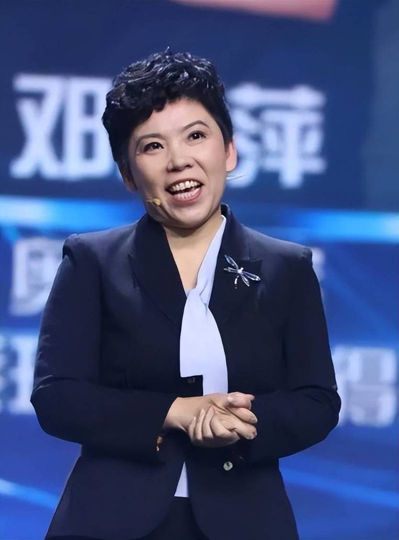 52岁邓亚萍穿汉服去洛阳看牡丹，引起热议！网友：像古代的小丫鬟