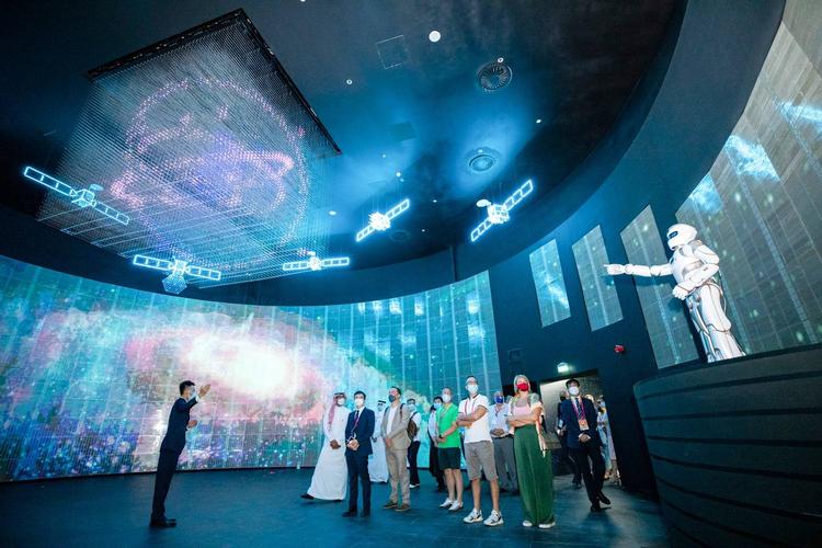日本世博会现场视频火了,3500平米中国馆全是机器人服务