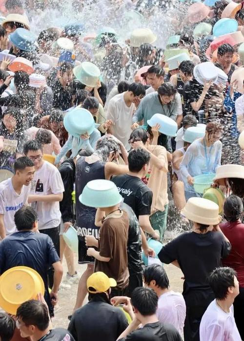 太丢人！云南泼水节上演恶心一幕，男子做法惹众怒，结局很解气