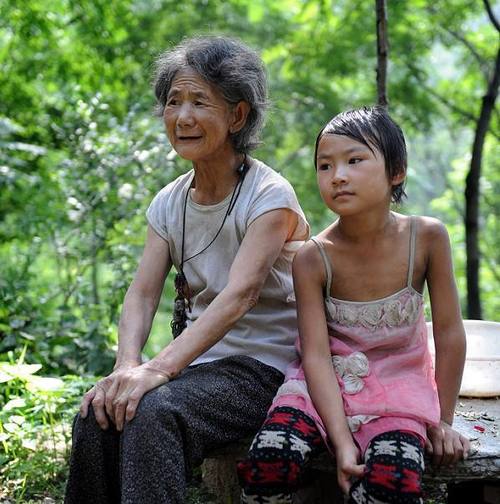 最近网传贵州小女孩和奶奶相依为命,多勇敢的孩子啊