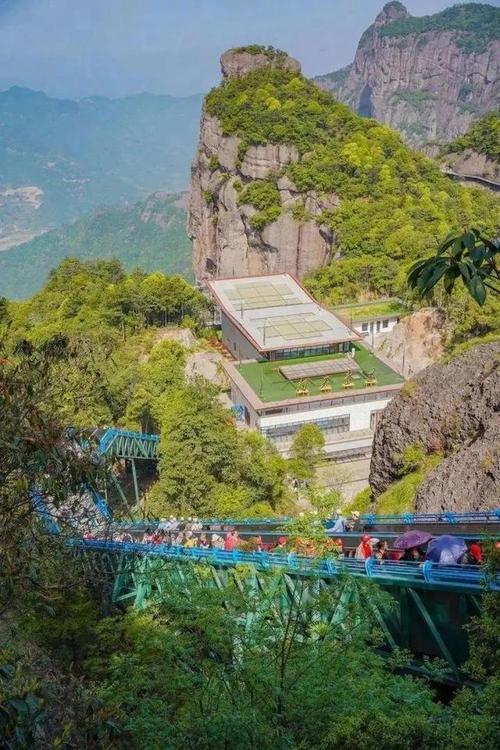 我在浙江发现一座有点神奇的山，全程不用爬山，躺着直达山顶！