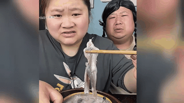 女主播吃魔鬼辣椒翻车，吃完当场下播，后劲有点大，笑死了